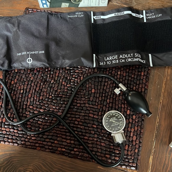 Sphygmomanometer Aneroid Adult Large NWOT - Picture 2 of 9